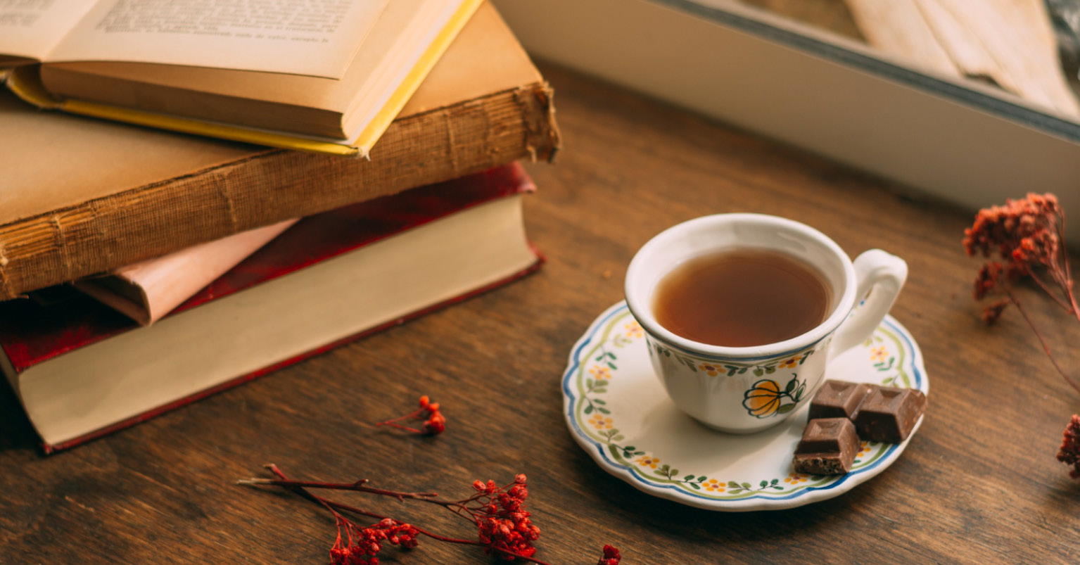 Tasse de thé et nouveautés